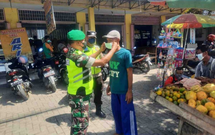 Babinsa Karangjati gencarkan warga gunakan masker. Selasa (03/05/2022)