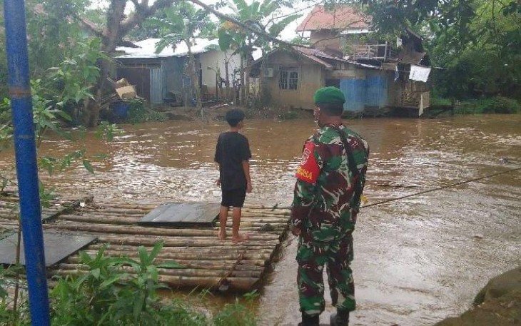 Babinsa monitoring aliran sungai pasca hujan 