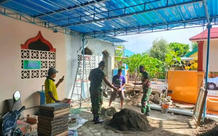 Serma Sutaji gotong royong bersama warga bangun masjid. Kamis (05/05/2022)