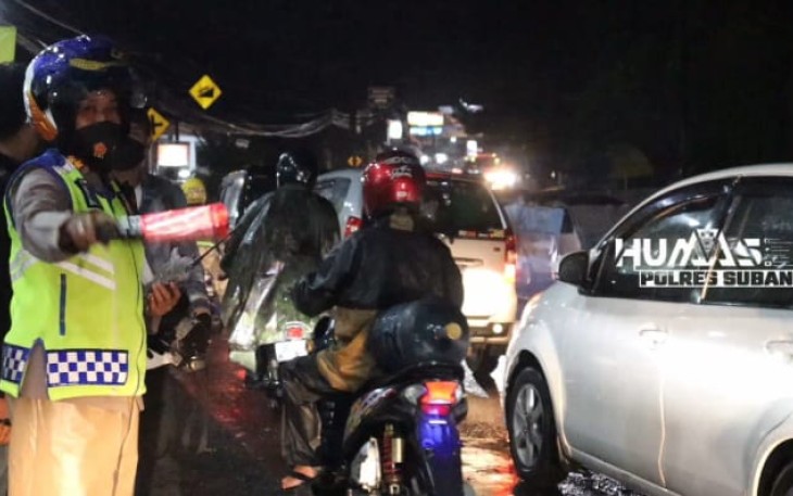 Akbp Sumarni atur lalu lintas di jalur wisata Sariater. Rabu (04/05/2022)