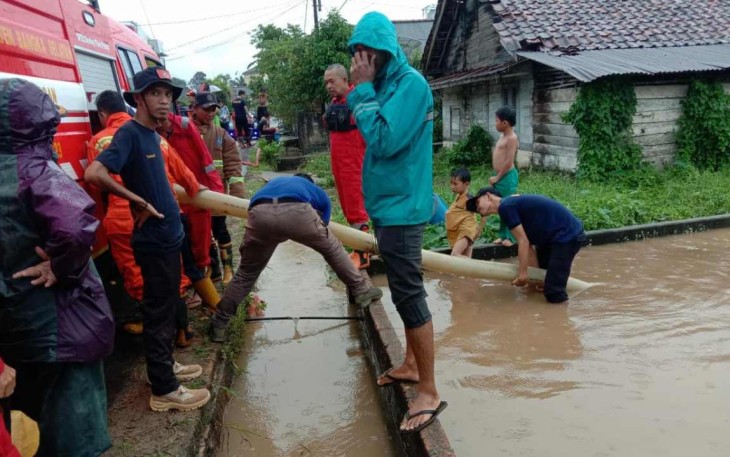 Penyedotan genangan air di salah satu rumah warga. Rabu (04/05/2022)