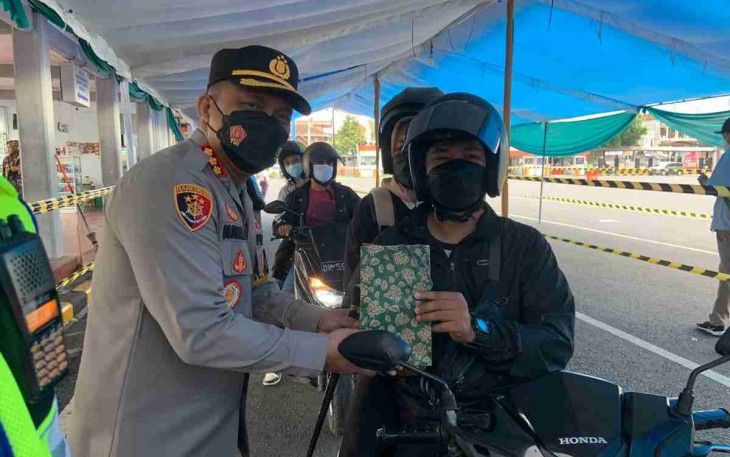 Kapolresta Banyuwangi berikan bekal mudik. Kamis (05/05/2022)