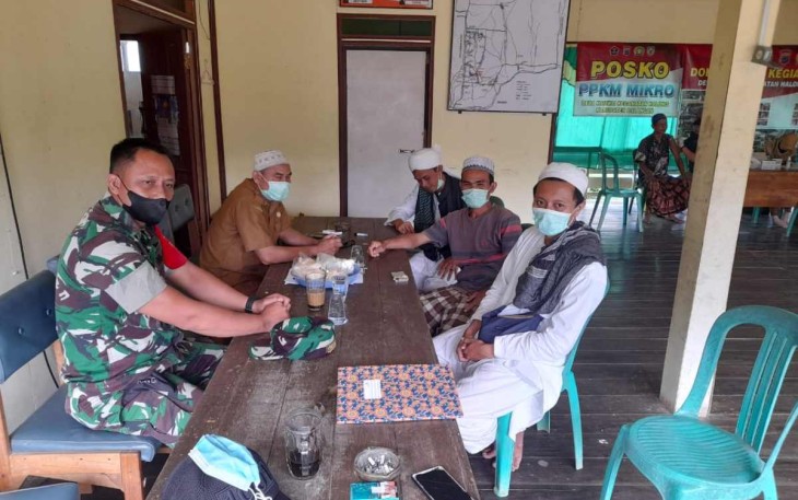 Sinergi Babinsa Halong bersama aparat desa Hauwai. Jum'at (06/05/2022)