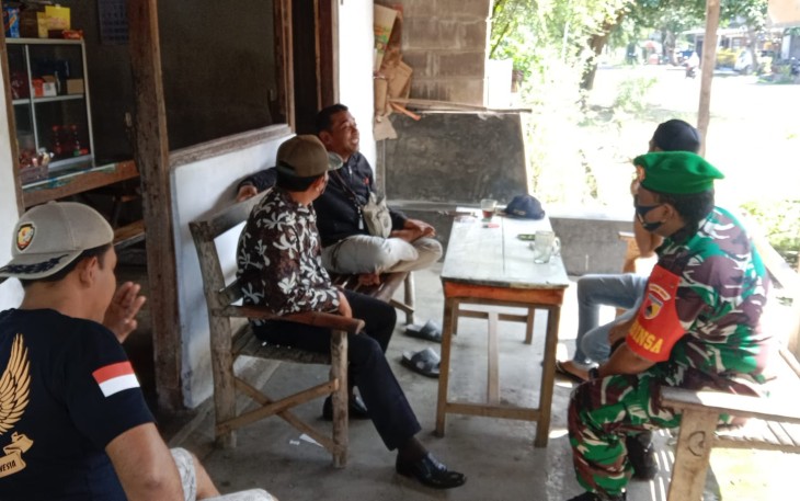 Sertu Samsul sambangi warga binaannya. Jum'at (06/05/2022)