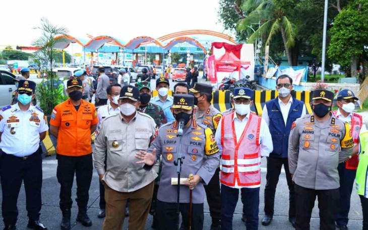 Kapolri saat meninjau arus balik mudik di pelabuhan Bakauheni Sabtu (07/05/2022)