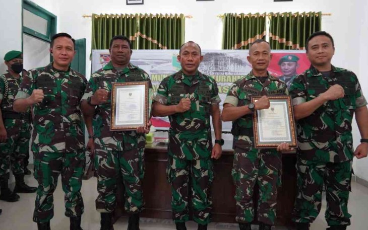 Pangdam Kasuari (tengah) foto bersama prajurit berprestasi di Kodim 1807/Sorsel. Sabtu (07/05/2022)
