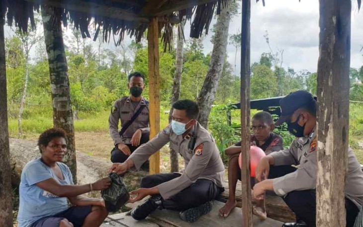 IPDA Made memberikan bantuan sembako ibu Mince Yalak. Sabtu (07/05/2022)