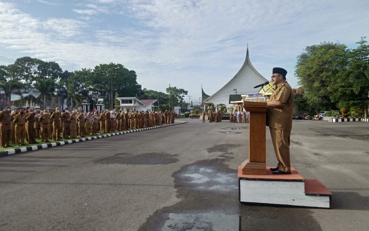 Bupati Pasaman, H. Benny Utama, saat memimpin apel perdana ASN pasca lebaran Idul Fitri, Senin (9/5/2022)