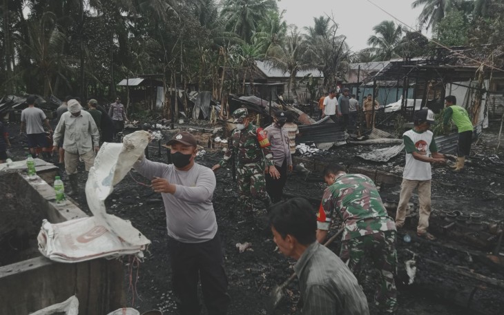 Pembersihan sisa kebakaran di Desa Kambat