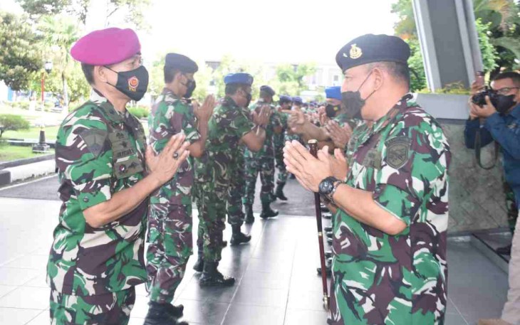 Danlantamal V (kanan) usai apel khusus bersilaturahmi bersama prajuritnya. Senin (09/05/2022)