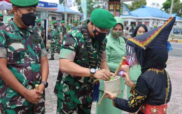 Danrem 023/KS disambut tarian Menghera-hera saat kunjungan kerja di Kodim 0206/Dairi. Senin (09/05/2022)