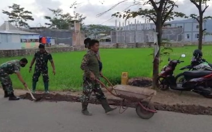 Berjibaku bersama warga perbaiki jalan yang rusak. Senin (09/05/2022)
