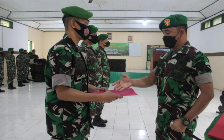 Dandim 1310/Bitung, saat melepas tiga personel, Senin (9/5/2022)