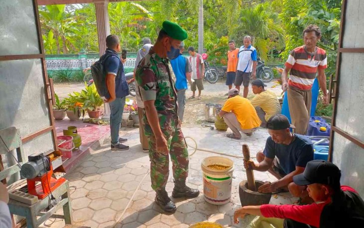 Serda Jojon edukasi warga cara membuat pupuk cair pertanian. Selasa (10/05/2022)