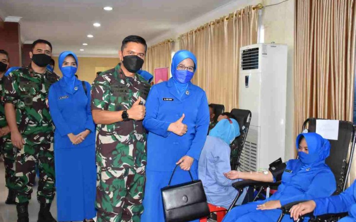 Danpuspenerbal saat meninjau langsung kegiatan donor darah. Selasa (10/05/2022)