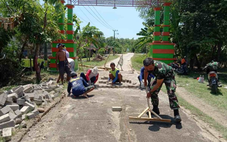 Berjibaku bersama warga pasang paving blok di desa Sumber. Rabu (11/05/2022)