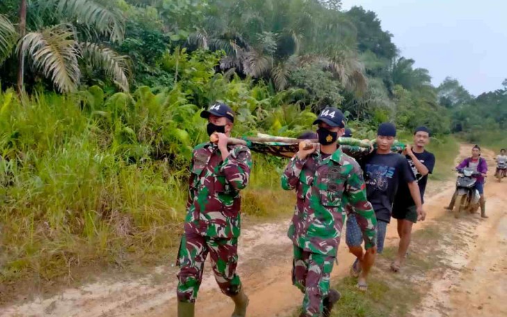 Gerak cepat gunakan tandu membawa ke puskesmas untuk persalinan. Rabu (11/05/2022)