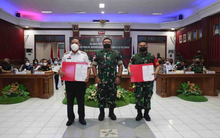Danrem 121/Abw (tengah) foto bersama bupati Sanggau dan Dandim usai pembukaan TMMD Ke-113 Kodim 1204