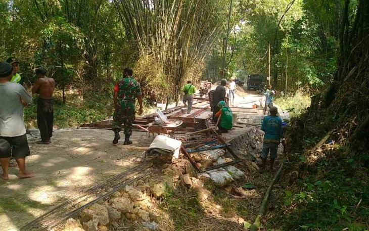 Serka Sudiono perbaiki jembatan bersama warga. Kamis (12/05/2022)