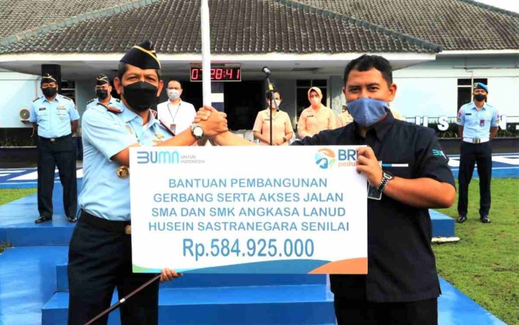 Danlanud Husein Sastranegara (kiri) menerima bantuan pembangunan sekolah dari BRI. Kamis (12/05/2022)