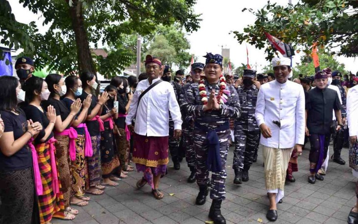 Ribuan warga mengarak Kasal menuju Puri Ageng Blahbatuh. Rabu (11/05/2022)