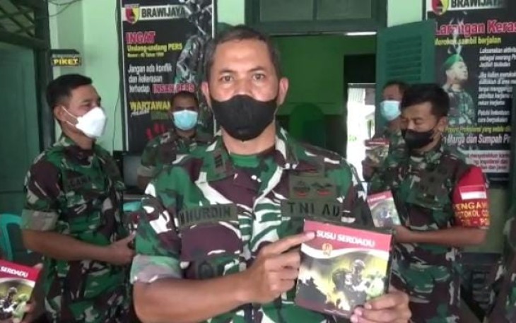 Kapten Inf Muhammad Nurdin saat membagikan susu serdadu Kasad. Sabtu (14/05/2022)