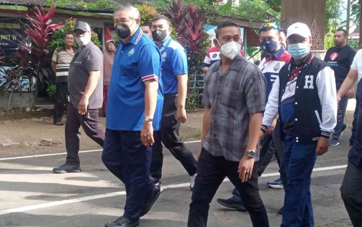 Susilo Bambang Yudhoyono (masker hitam) saat jalan pagi di lokasi wisata pantai Pancer Door. Sabtu (14/05/2022)