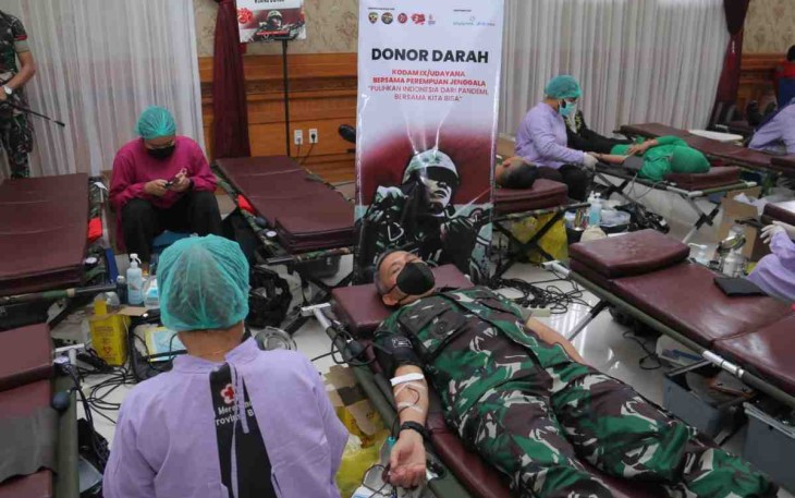 Donor darah sambut HUT ke 65 Kodam IX/Udayana. Sabtu (14/05/2022)