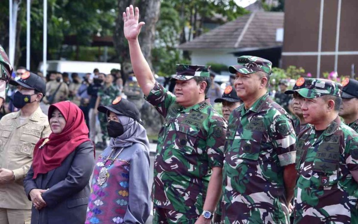 Kasal (mengangkat tangan) saat menghadiri pembukaan Latsitarda Nusantara XLII di Lombok. Sabtu (14/05/2022)