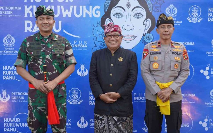 Danrem 163/WS (kiri) saat menghadiri pentas seni di pura segara Danu. Sabtu (14/05/2022)
