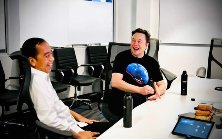 Elon Musik saat berbincang bersama Presiden Joko Widodo di Space X Boca Chica Amerika Serikat. Sabtu (14/05/2022)