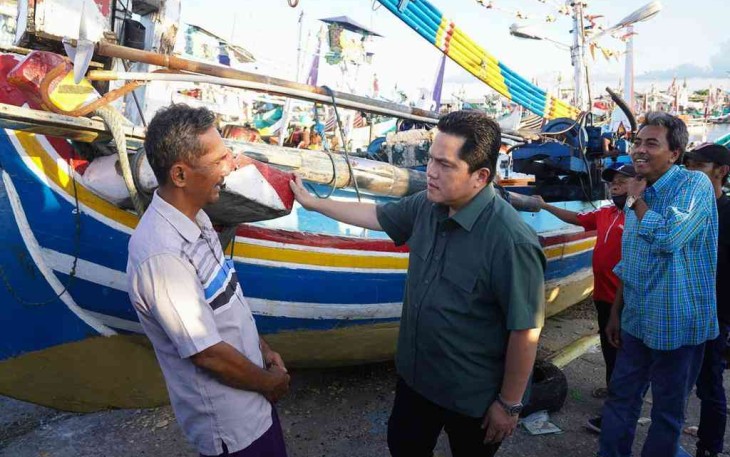 Erick Thohir saat berbincang dengan nelayan di pantai Muncar Banyuwangi. Minggu (15/5/2022)
