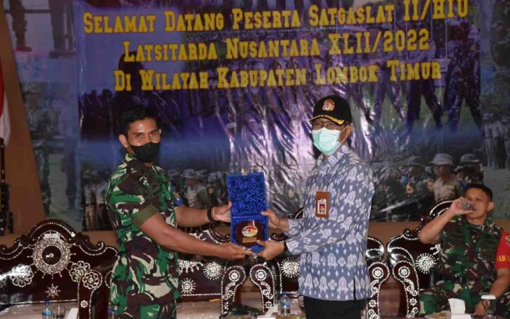 Mayor Marinir M.Kristian saat menerima cenderamata Bupati Lombok Timur. Sabtu (15/05/2022)