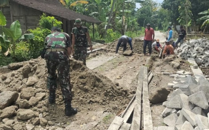 Gotong royong bersama warga pasang paving jalan desa. Senin (16/05/2022)