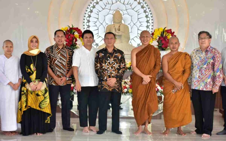 Danrem 091/ASN (batik tengah) foto bersama di vihara Muladharma. Senin (16/05/2022)
