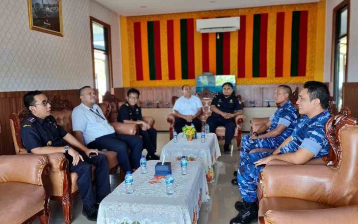 Danlanud MUS (kanan) saat menerima kepala bea cukai Sabang. Selasa (17/05/2022)