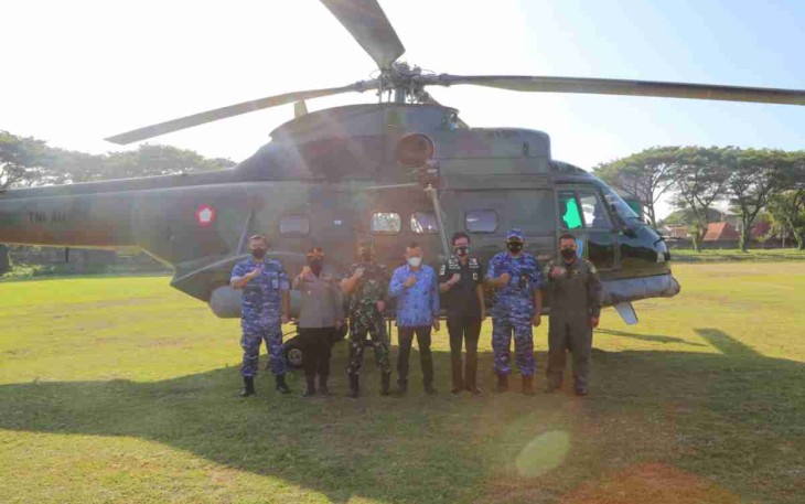Danlanud Iswahjudi (kiri) foto bersama usai patroli udara bersama forkopimda. Selasa (17/05/2022)