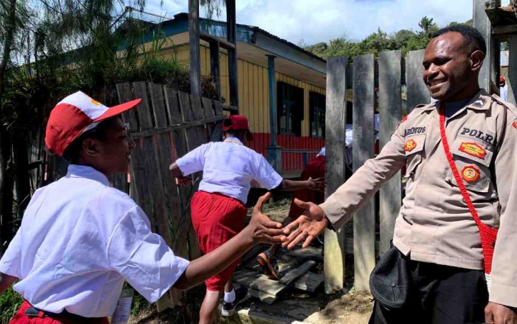 Senyum gembira anak-anak kampung Yokatapa bersama personel Satgasres Binmas Noken Ops Damai Cartenz. Selasa (17/05/2022)