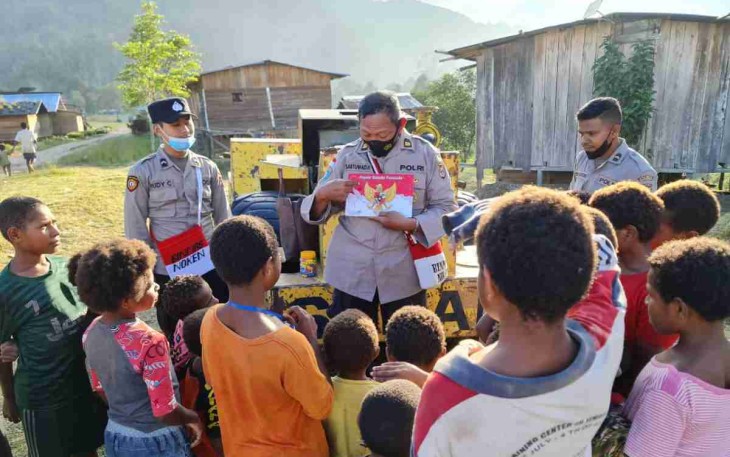 Belajar sambil bermain wujudkan cinta tanah air anak-anak kampung Oksingsing. Selasa (17/05/2022) 