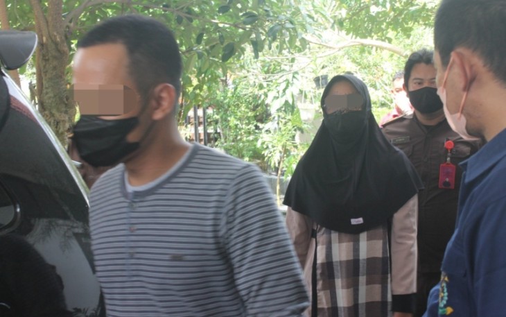 Suami istri oknum anggota Polres Blora yang diduga terlibat korupsi PNBP saat menjalani pemeriksaan di Pengadilan Negeri Blora
