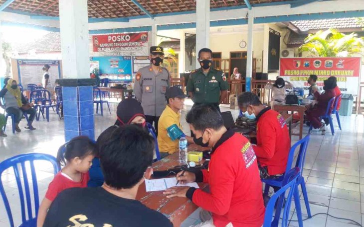 Personel Kodim 0803/Madiun mendampingi warga vaksinasi. Kamis (19/05/2022)