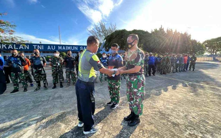 Kadisops Lanud MUS saat memberikan tali asih prajurit. Kamis (19/05/2022)