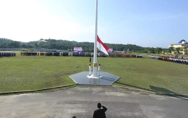 Upacara Peringatan Hari Kebangkitan Nasional ke-114 tahun Pemkab Labusel, di Lapangan Kantor Bupati, Jumat (20/05/2022).