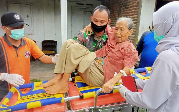 Sertu Endik evakuasi nenek Jonah