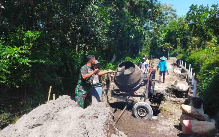 Berjibaku pembuatan talud di desa Ketanggung