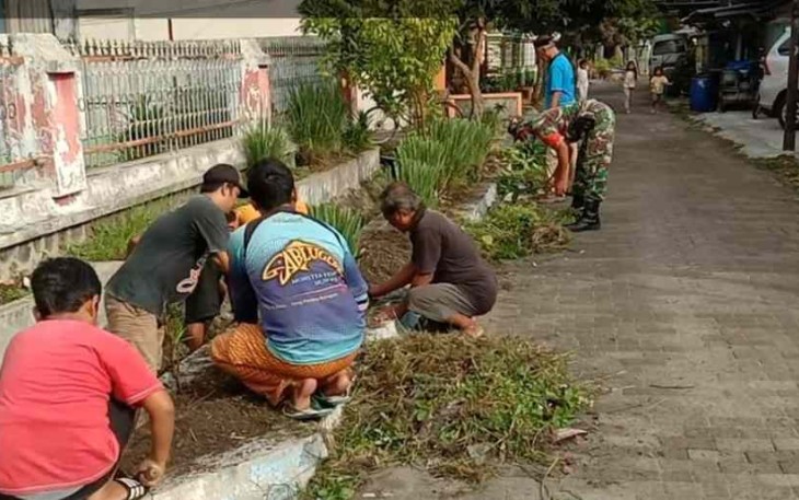 Berjibaku bersihkan lingkungan bersama warga binaaan