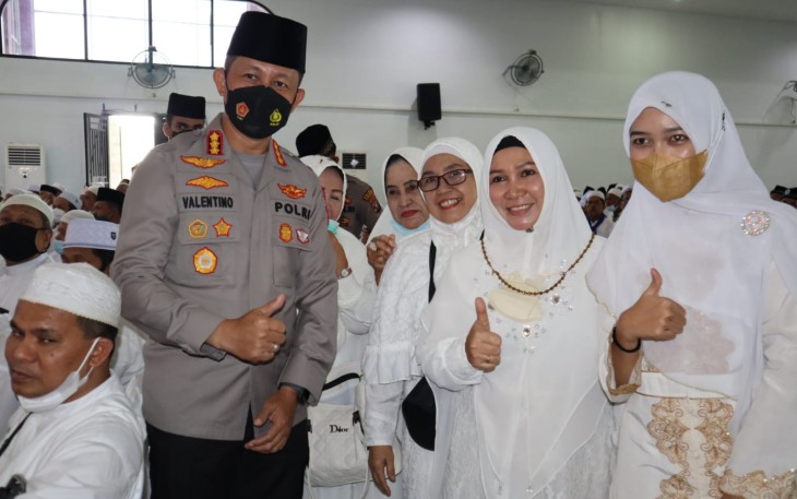 Kapolrestabes bersama calon jamaah haji