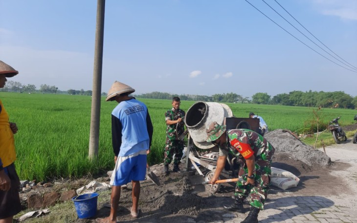 Bersama warga perbaiki talud