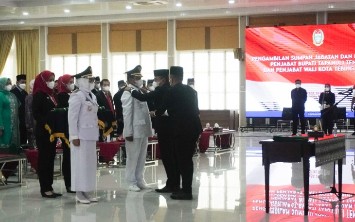 Gubernur Edy Rahmayadi, saat melantik Pj Wali Kota Tebing Tinggi dan Pj Bupati Tapteng, Selasa (24/5/2022).