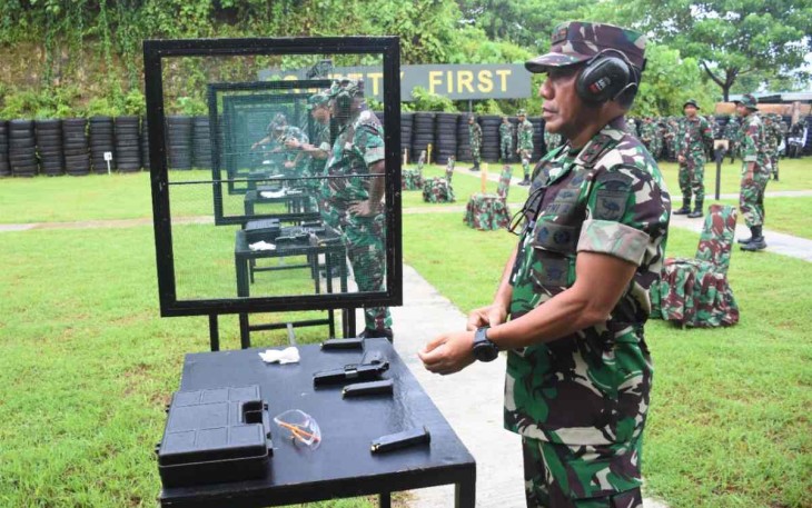 Asah kemampuan menembak pistol di Kodam Kasuari 